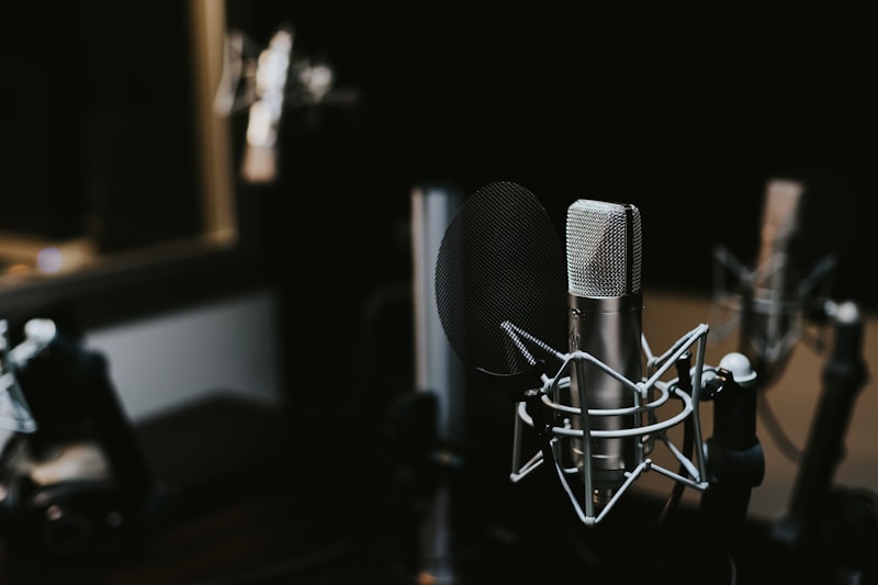 Setup tecnico di una registrazione podcast multi-camera in uno studio insonorizzato